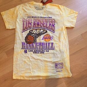 Los Angeles Lakers Mitchell and Ness T-Shirt. (M)